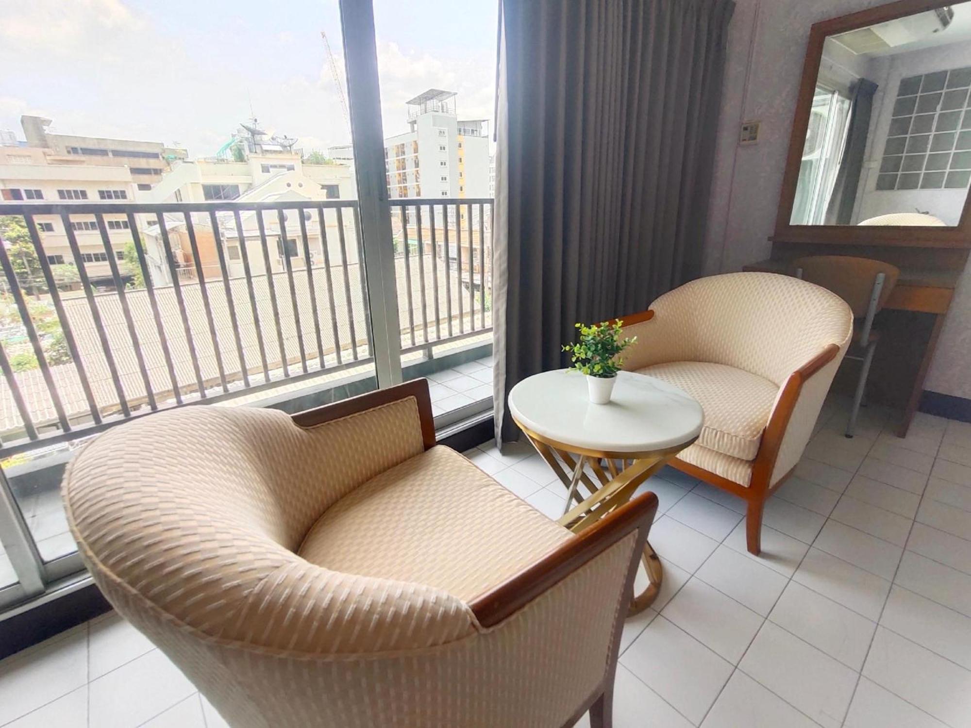 Oyo 75446 Travis Inthamara 49 Hotel Bangkok Exterior photo