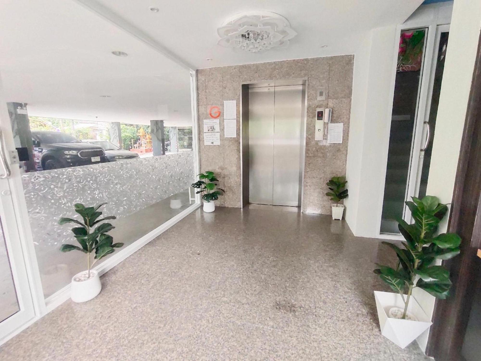 Oyo 75446 Travis Inthamara 49 Hotel Bangkok Exterior photo
